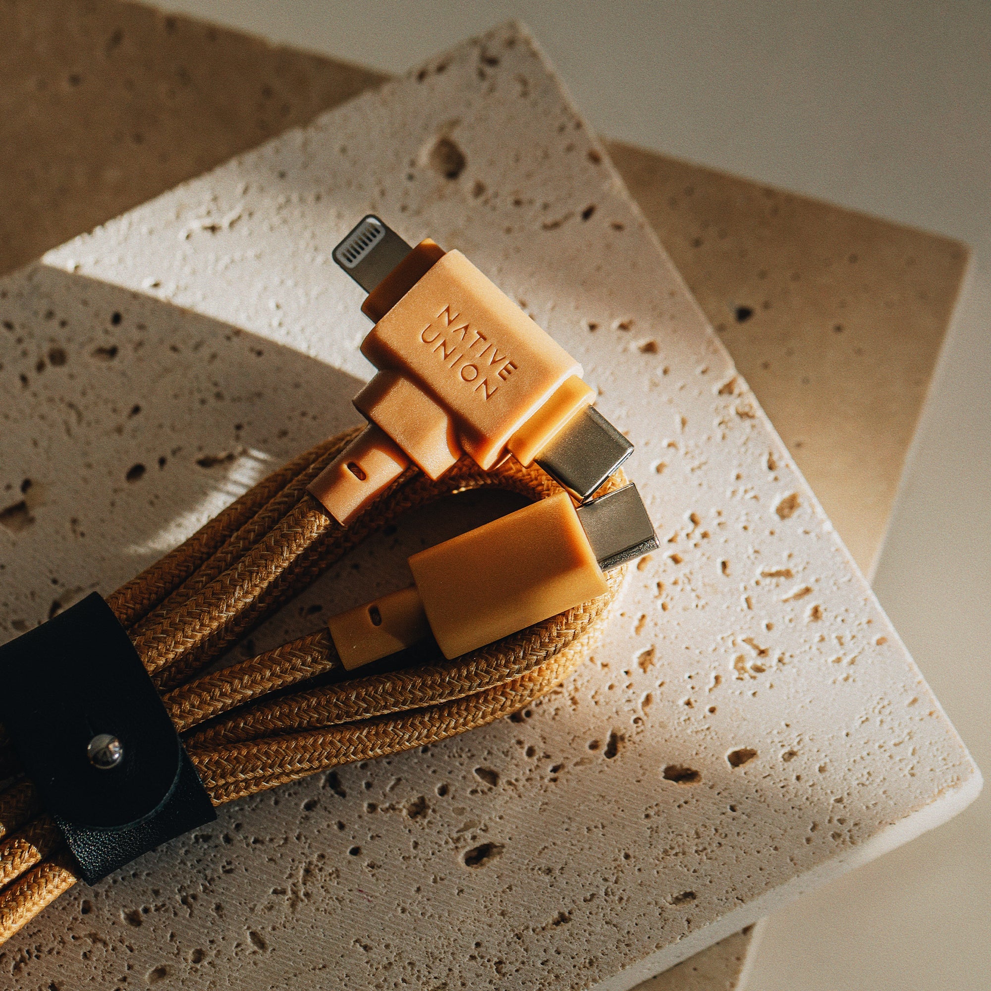 Belt Cable Duo (USB-C to USB-C & Lightning) - Image 11