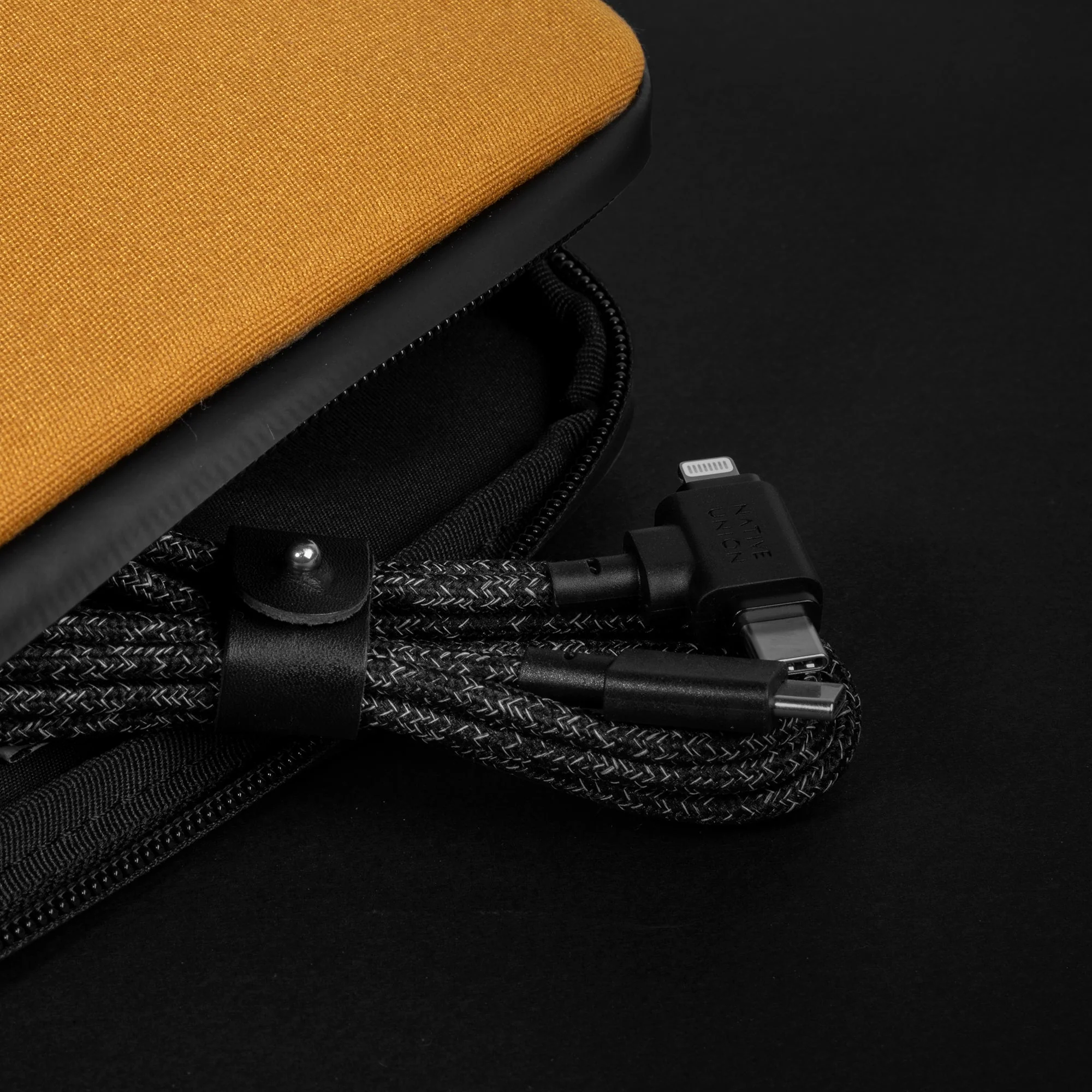 Belt Cable Duo (USB-C to USB-C & Lightning) - Image 12