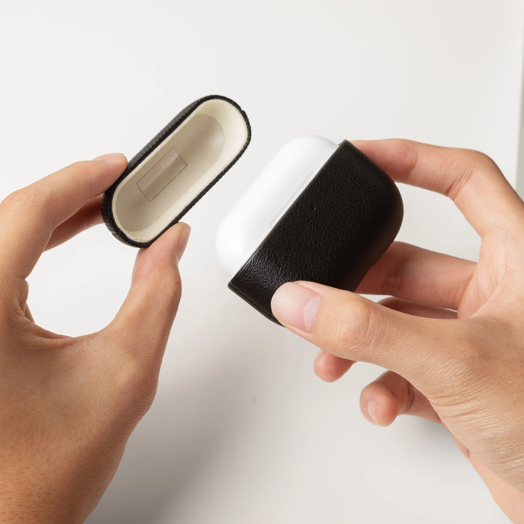 (Re)Classic Case for AirPods Pro 3 - Image 9