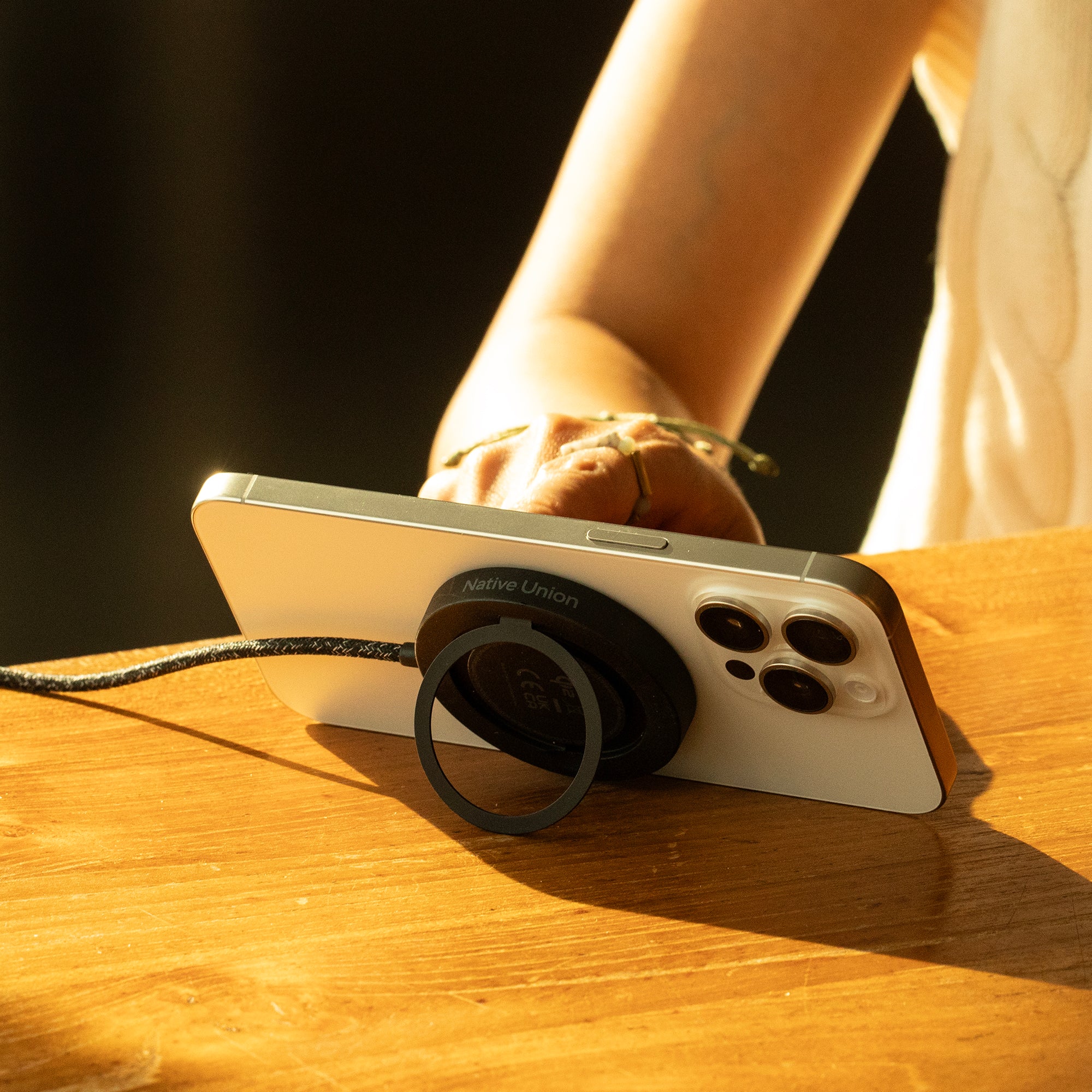 SnapStand Magnetic Wireless Charger - Image 3